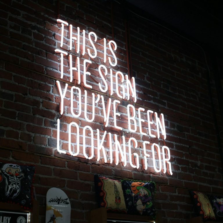 Neon-Schriftzug: „Das ist das Zeichen, nach dem Sie gesucht haben“.