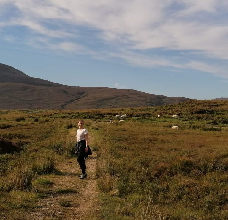 Teresa Knott beim Wandern mit Schafen