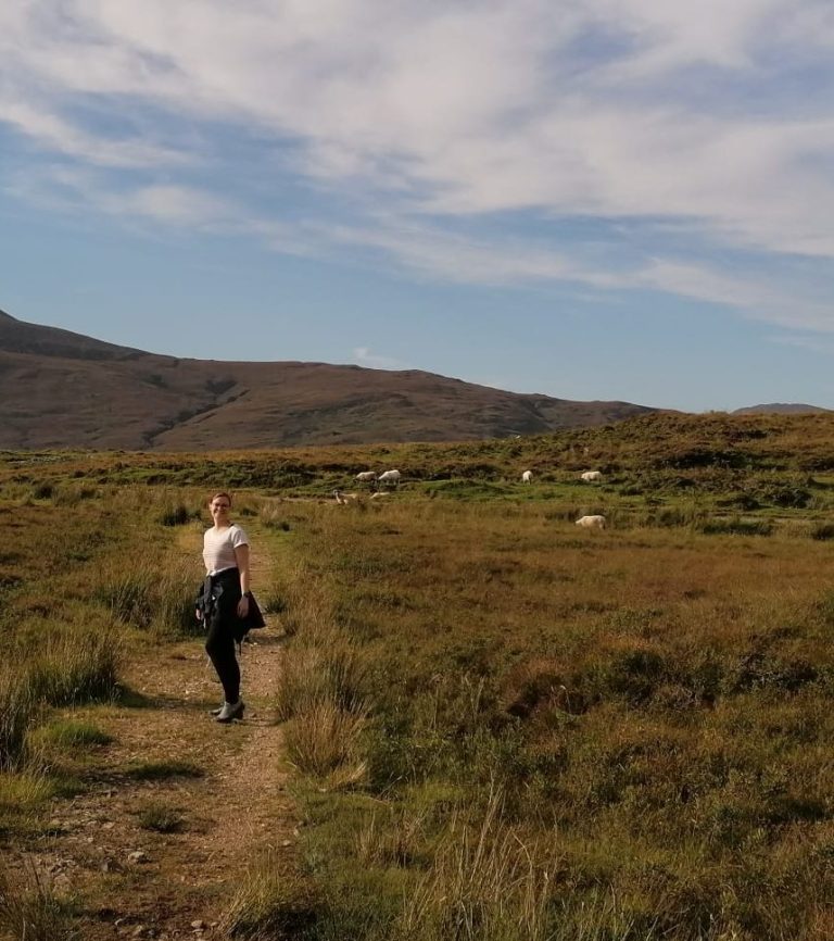 Teresa Knott beim Wandern mit Schafen